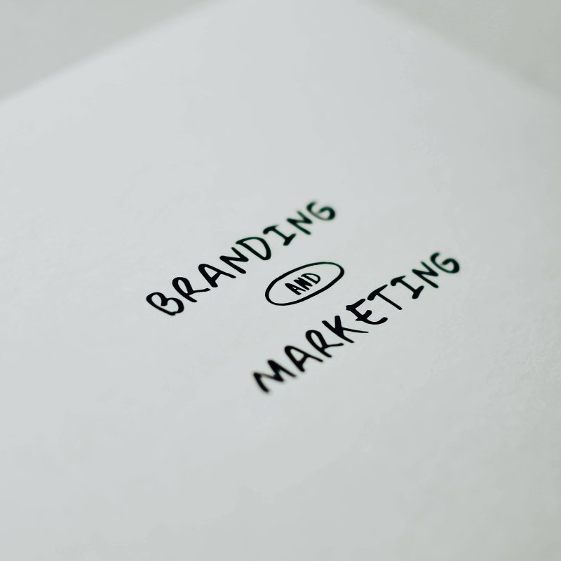 contenu web feuille de papier avec ecrit branding vs marketing